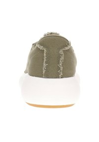 Sneaker verde in tessuto con suola in gomma bianca. Dettaglio di cucitura sul retro, tacco rotondo e parte superiore testurizzata.