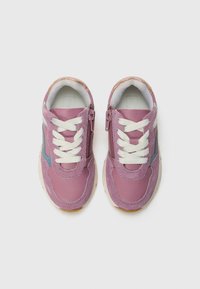 Rosa lær-sneakers med hvite snorer, sidelukking og lyseblå detaljer. Rund tå og teksturert overflate. Gummisåle for godt grep.