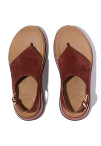 Rode suèdeleren teenslippers met een beige, gevoerd zooltje, voorzien van een gouden gesp aan de zijkant en een afgeronde teenvorm.