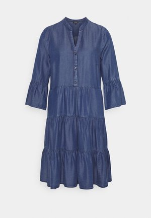 Vestido azul hasta la rodilla con volantes, mangas tres cuartos acampanadas, escote redondo y tapeta frontal con tres botones.