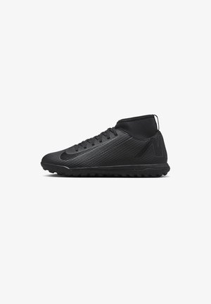 Baskets de sport noires montantes. Dotées d'une tige texturée avec des lignes diagonales, un laçage et une semelle en caoutchouc avec des motifs de grip.