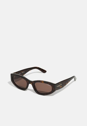 Occhiali da sole tartarugati marroni con forma rettangolare, lenti marroni scure e brandizzazione "vogue" in oro sulle aste.