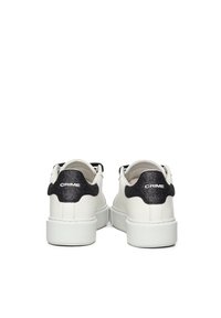 Sneakers bianche con suola spessa, dotate di un accento in glitter nero sul tallone e logo "CRIME" nella parte posteriore, con tomaia in pelle liscia.