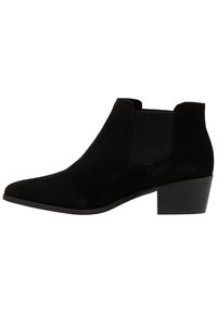 Schwarze Wildleder-Ankle-Boots mit elastischen Seitenpaneelen, spitzem Zehenbereich und niedrigem Blockabsatz. Glatte Textur mit einer eleganten Silhouette.