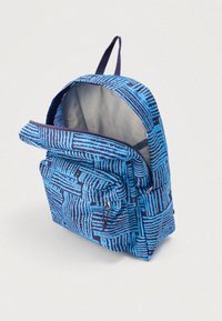 Modrý a černý batoh s otevřeným hlavním oddílem a zapnutou přední kapsou na zip, zobrazený na jednoduchém světlém pozadí.