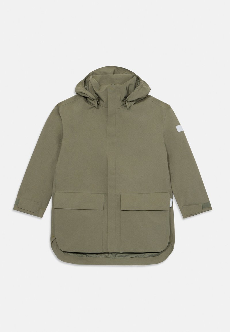 Parka de color verde oliva con capucha, que presenta dos bolsillos frontales, un corte recto y puños ajustables. Tejido suave con acabado mate.