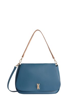 Borsa in pelle blu con trama, chiusura dorata e due manici, uno corto marrone chiaro e uno lungo blu da spalla.