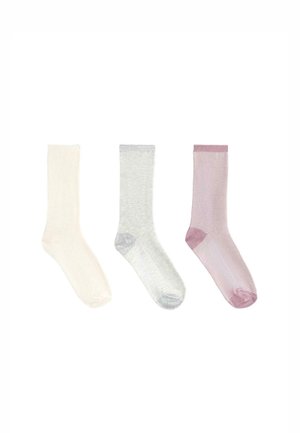 Három bordázott közép-bokazokni krém, világosszürke és rózsaszín színekben, egymás mellett elrendezve fehér háttéren.