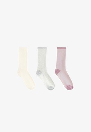 Drei gerippte Wadenhochsocken in Creme, Hellgrau und Rosa, nebeneinander auf weißem Hintergrund angeordnet.