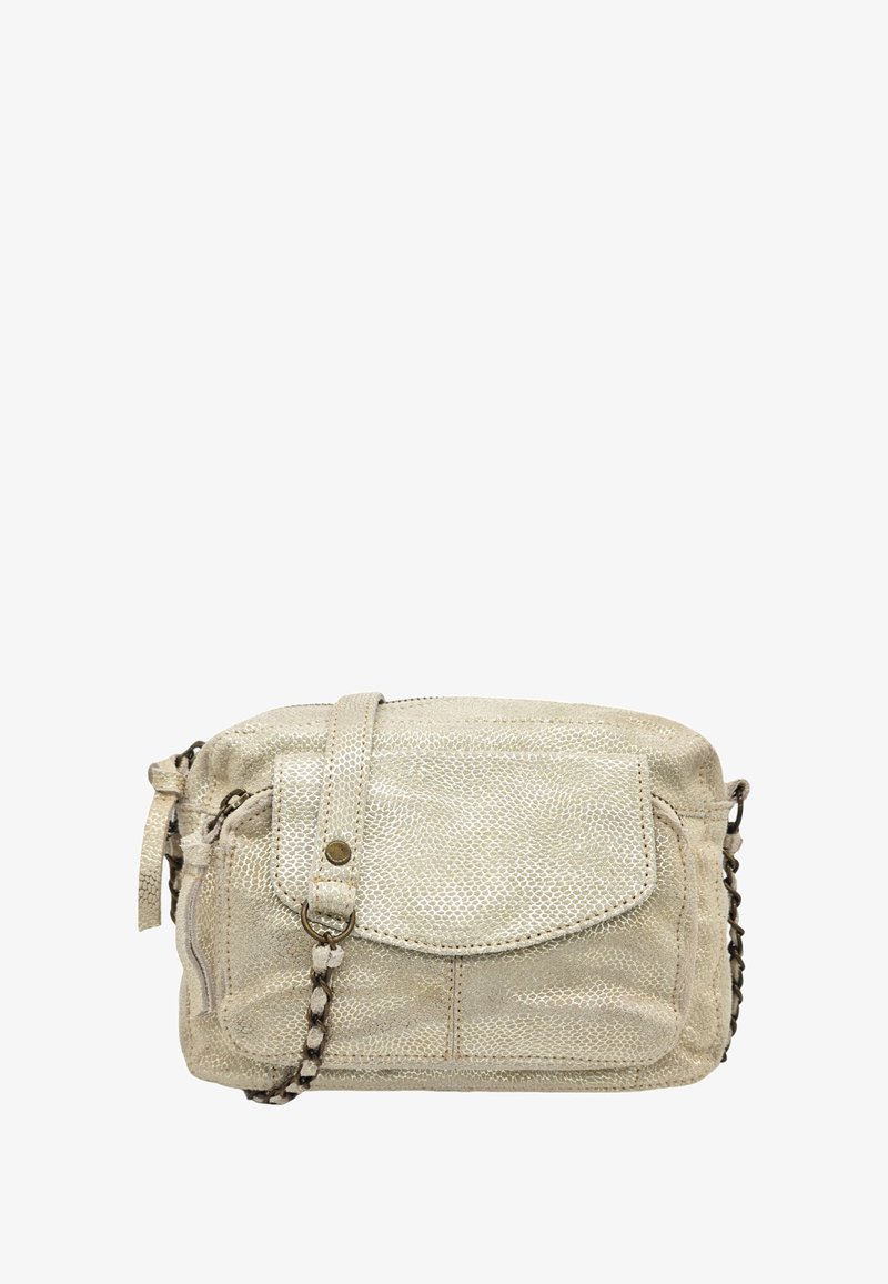 Sac bandoulière métallisé doré avec finition texturée. Comprend une poche avant à rabat, une fermeture éclair et une chaîne pour une longueur réglable.