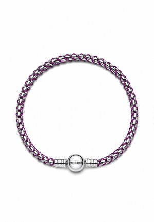Silbernes und violettes geflochtenes Pandora-Armband mit poliertem rundem Verschluss, graviert mit "Pandora" auf weißem Hintergrund.
