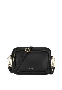 Czarna skórzana torba na ramię z złotymi akcentami, teksturowanym wykończeniem, zamknięciem na zamek górnym, regulowanym paskiem oraz wytłoczonym logo z przodu.