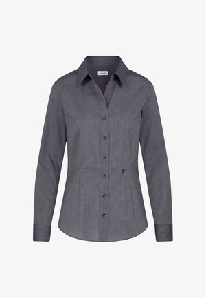 Chemise ajustée gris foncé à manches longues pour femme, boutonnée, avec col et petite rose noire brodée près de la taille sur fond blanc.