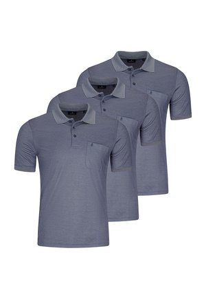 Drie identieke grijze korte mouw polo's met knoopsluitingen bij de kraag en borstzakken, weergegeven in laagjes en schuin naar rechts gericht.