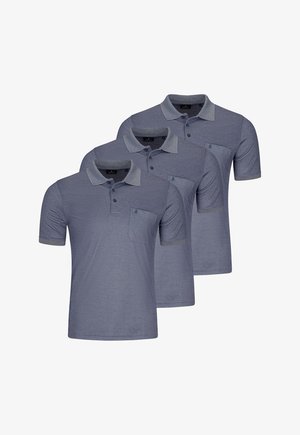 Drei identische graue kurzärmlige Poloshirts mit geknöpften Kragen und Brusttaschen, übereinander gelegt und nach rechts geneigt dargestellt.
