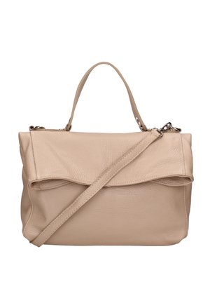 Beige leren handtas met een handgreep aan de bovenzijde, afneembare schouderriem en klep met sluiting, afgebeeld tegen een witte achtergrond.