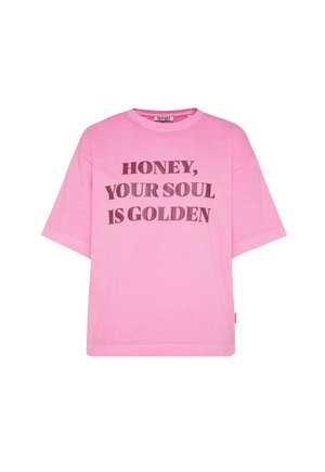 Übergroßes, pinkes T-Shirt aus Baumwolle mit dunkelbraunem Text: "HONIG, DEINE SEELE IST GOLDEN" in einer fetten Blockschrift.