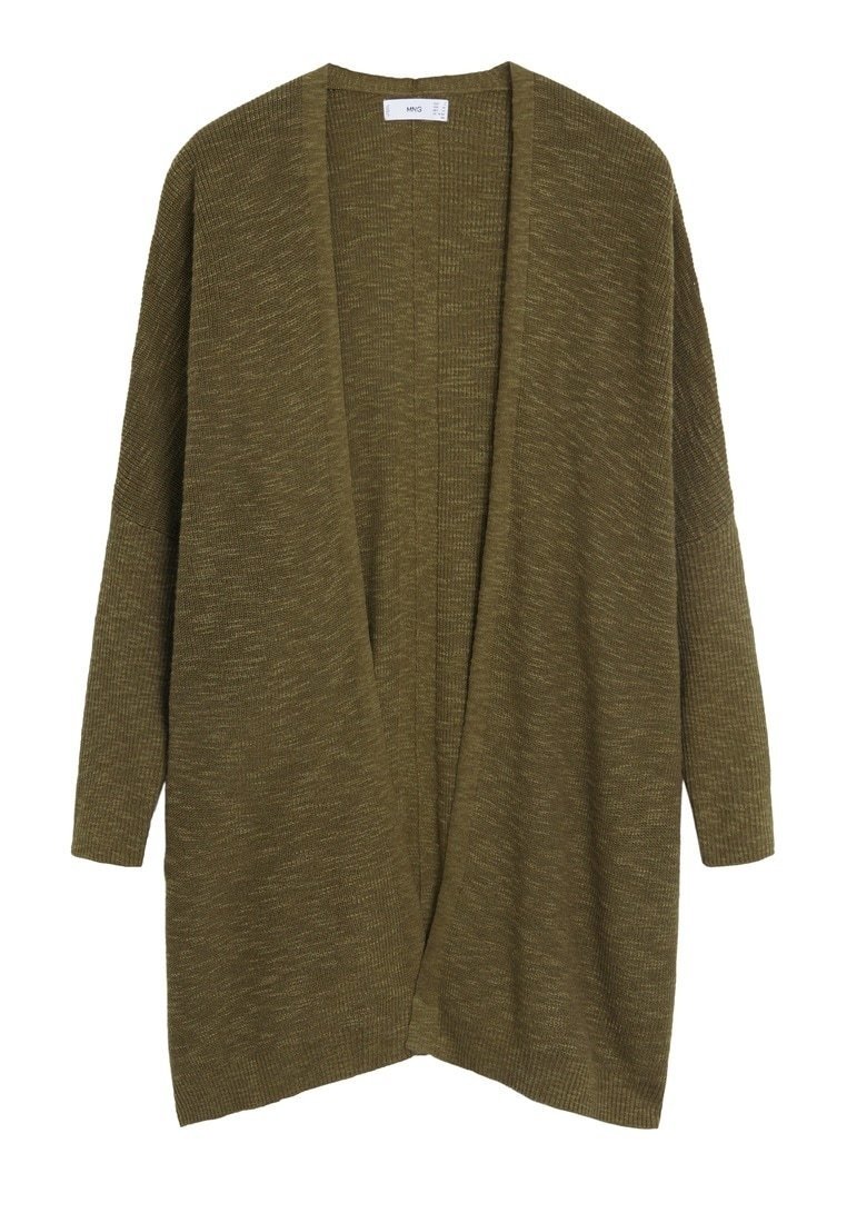 Long gilet en tricot vert olive avec ouverture sur le devant et manches longues, présenté à plat sur fond blanc.