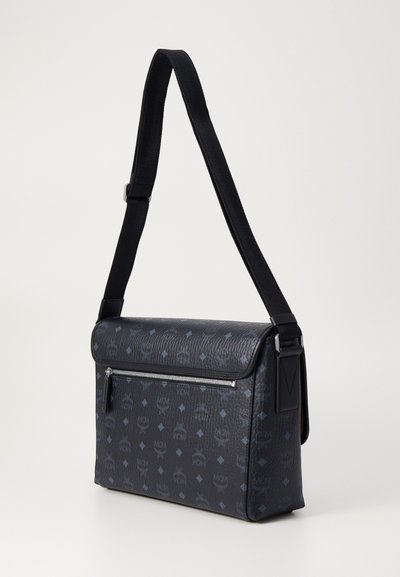 Borsa a spalla sintetica nera con motivo a diamante in rilievo, tracolla regolabile, chiusura a patta e tasca con zip sul frontale. Finitura testurizzata.