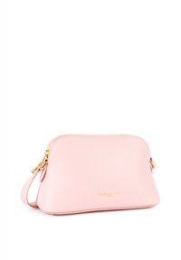 Borsa a pochette in pelle rosa con forma arrotondata, dettagli in metallo dorato e superficie texturizzata. Presenta una chiusura con zip e una tracolla removibile.