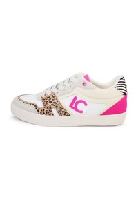 Zapatilla deportiva blanca con estampado de leopardo y detalles en rosa. Fabricada con materiales sintéticos, con una suela de goma y detalles texturizados.