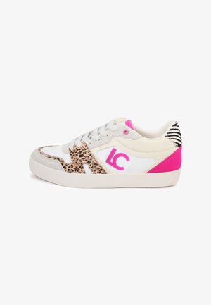 Zapatilla deportiva blanca con estampado de leopardo y detalles en rosa. Fabricada con materiales sintéticos, con una suela de goma y detalles texturizados.