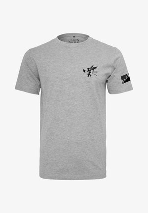 T-shirt gris Linkin Park avec petit graphique noir d'un soldat ailé tenant un drapeau sur la poitrine et drapeau américain noir sur la manche droite.