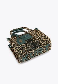 Borsa a mano con stampa leopardata e dettagli in pelle verde. Presenta manici robusti e una finitura texturizzata all'esterno.