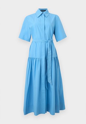 Vestito midi azzurro chiaro con maniche corte, colletto a punta, chiusura frontale con bottoni, cintura annodata in vita e dettaglio di gonna arricciata.