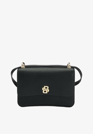 Bolso de mano de cuero negro con textura suave, con un logo dorado y acentos metálicos decorativos en la parte superior. Incluye una correa ajustable.