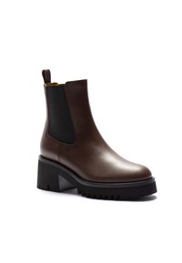 Braune Leder-Stiefelette mit elastischen Seitenpanelen, klobiger schwarzer Gummisohle und einer Ziehlasche an der Rückseite für einfaches An- und Ausziehen.