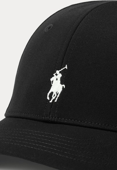 Μαύρο καπέλο μπέιζμπολ με λευκό κεντημένο λογότυπο ενός παίκτη πόλο πάνω σε άλογο που κουνάει ένα ρόπαλο.