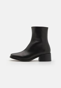 Stiefelette - black