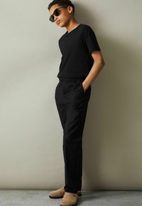 Reiss REISS EASTBURY SLIM FIT TAPERED CHINOS - Hlače za odijelo - black