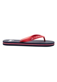 Tongs rouges et marines avec une semelle texturée, des brides en caoutchouc et un logo blanc. Présentent une semelle contrastante blanche et rouge rayée.