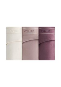 Drei weiche Stoffrollen in Creme, Hellrosa und Dunkelmauve mit dezenten Strukturen und Markenakzenten an den Rändern.