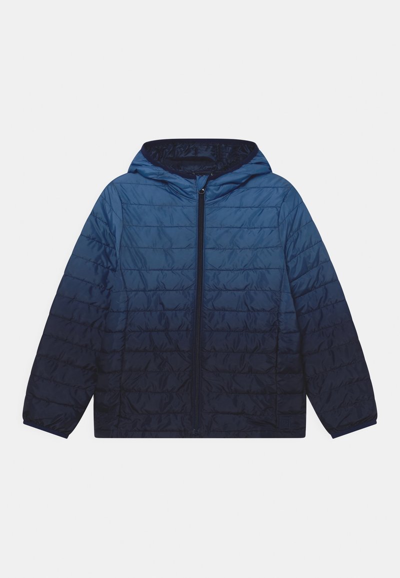 Veste matelassée dégradée bleu foncé avec capuche, fermeture éclair avant et coutures horizontales texturées. Tissu léger et lisse.