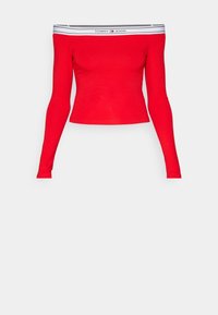 Punainen pitkähihainen olkaimeton crop-top, jossa on valkoinen kuminauha ja "Tommy Jeans" -teksti ja logo kaula-aukossa.