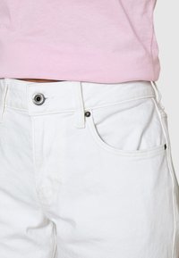 G-STAR KATE BOYFRIEND - Calças de ganga de perna direita - white