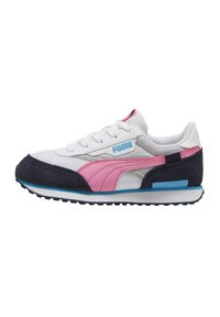 Le sneakers PUMA presentano una parte superiore in rete bianca e pelle con accenti rosa e blu navy, un'intersuola blu testurizzata e una suola in gomma nera testurizzata.