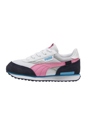 Las zapatillas PUMA presentan una parte superior de malla y cuero blanca con acentos en rosa y azul marino, una mediasuela azul texturizada y una suela de goma negra texturizada.