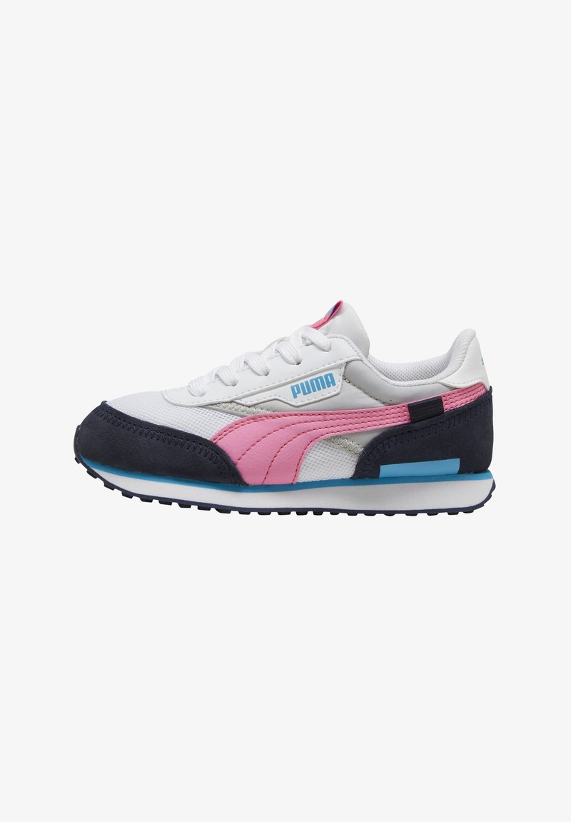 Le sneakers PUMA presentano una parte superiore in rete bianca e pelle con accenti rosa e blu navy, un'intersuola blu testurizzata e una suola in gomma nera testurizzata.
