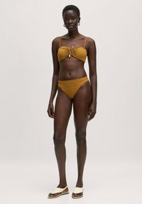 Braunes Zweiteiler-Bikini mit gerafftem Oberteil, dünnen Trägern und einem dekorativen Element in der Mitte; minimalistische Unterteile; nahtloses Design.