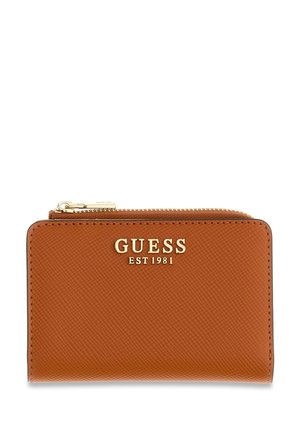 Portefeuille Guess marron avec fermeture éclair dorée et texte du logo "GUESS EST 1981" sur le devant, surface en cuir texturé.