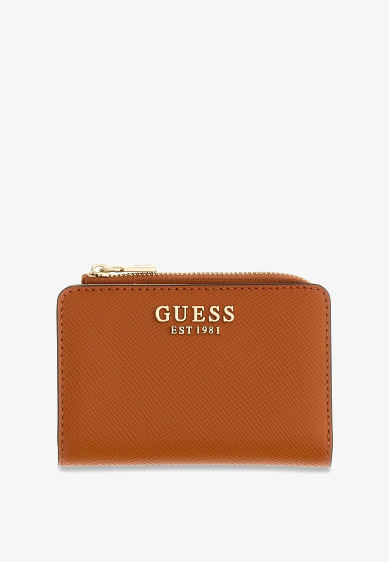 Portefeuille Guess marron avec fermeture éclair dorée et texte du logo "GUESS EST 1981" sur le devant, surface en cuir texturé.