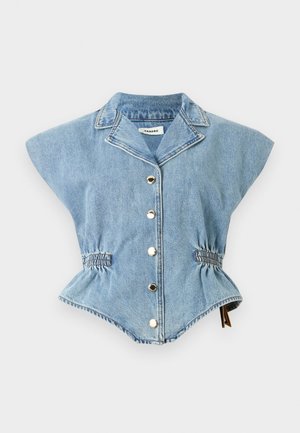 Gilet senza maniche in denim azzurro chiaro con spalle larghe, chiusura frontale con bottoni, vita sagomata e orlo appuntito.