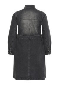 Manteau en denim noir long avec un col, des manches longues et une taille ceinturée. Présente une texture décolorée et des coutures contrastées.