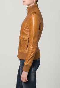 Brun læderjakke med en lynlåset krave, ribbede manchetter og en forlomme. Materialet ser glat ud med et tætsiddende design.
