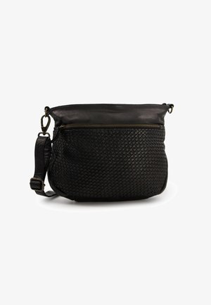 Černá kožená crossbody taška má tkanou texturu, horní zipové uzavření a nastavitelné ramínko. Tělo je měkce zaoblené s hladkým povrchem.