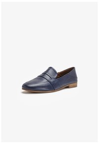 Tummansinisiä nahkaisia loafer-kenkiä, joissa on sileä pinta, kaksoishihnat ja matala puukorko. Kulmikas kärjen muoto.